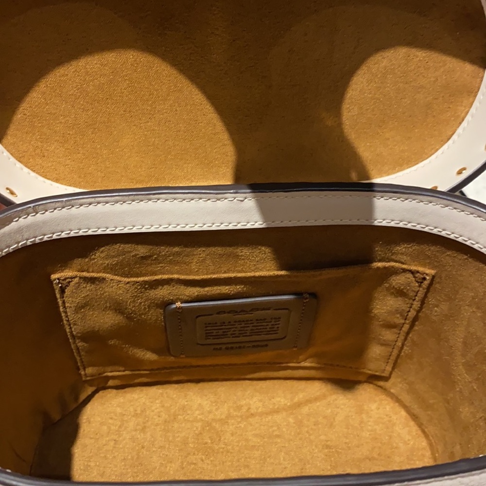 Coach bucket purse - Picture 3 of 11